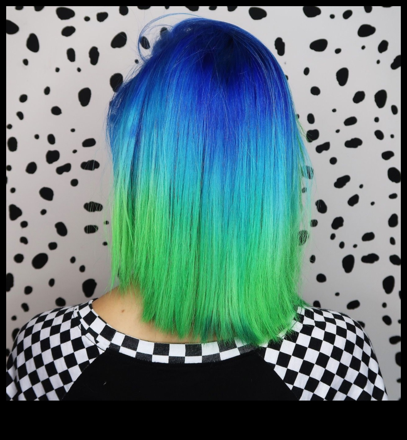Albastrul și verdele electric Electrizează-ți aspectul cu o culoare futuristă a părului 5 Electric Blues and Greens: Idei futuriste de culoare a părului