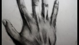 Lumină și umbre dramatice: obținerea contrastului în cărbune