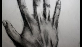 Lumină și umbre dramatice: obținerea contrastului în cărbune