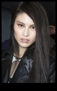 Dezvăluirea misterului: cum celebritățile își mențin părul perfect