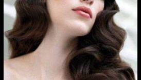 Eleganță atemporală O colecție curată de coafuri vintage brunete asupra un ipostaza obisnuit 1 Eleganță atemporală: coafuri brune vintage pentru un aspect clasic